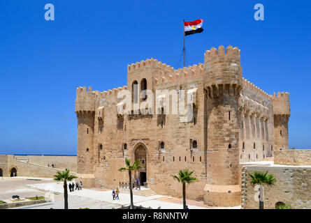 Ägyptischen nationalen Flagge Schwenkten an einem windigen Tag auf qaitbay Zitadelle Festung - Schloss wie die Architektur. Touristen zu Fuß Stockfoto