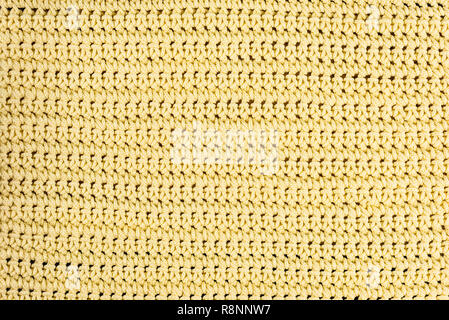 Real, gelb Gestrick Fragment aus Wolle strukturierten Hintergrund, mit zarten Muster. Stockfoto