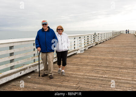 Die Menschen in San Simeon Pier, Kalifornien, USA Stockfoto