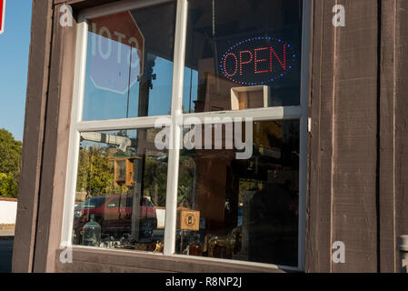Store Front mit einem LED-ligh"-Schild Stockfoto