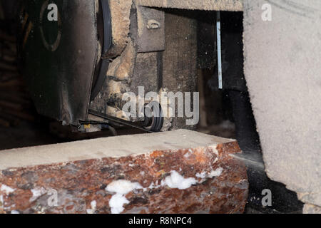 Schneiden Protokolle auf den Brettern. Im Winter wird ein Baum. Holzverarbeitung. Stockfoto