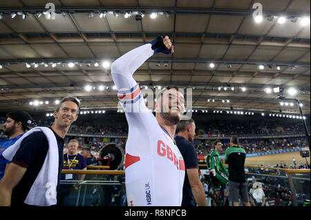 Matthäus Wände von Großbritannien feiert nach dem Gewinn der Männer Omnium Punkte Rennen 4/4 bei Tag drei der Tissot UCI Track Cycling World Cup bei Lee Valley VeloPark, London. Stockfoto