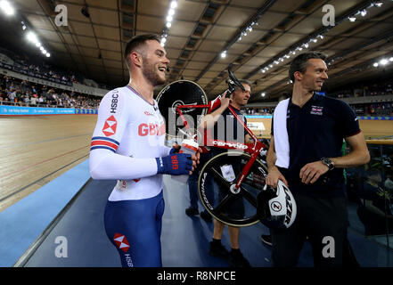 Matthäus Wände von Großbritannien feiert nach dem Gewinn der Männer Omnium Punkte Rennen 4/4 bei Tag drei der Tissot UCI Track Cycling World Cup bei Lee Valley VeloPark, London. Stockfoto