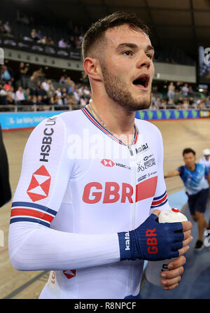 Matthäus Wände von Großbritannien feiert nach dem Gewinn der Männer Omnium Punkte Rennen 4/4 bei Tag drei der Tissot UCI Track Cycling World Cup bei Lee Valley VeloPark, London. Stockfoto