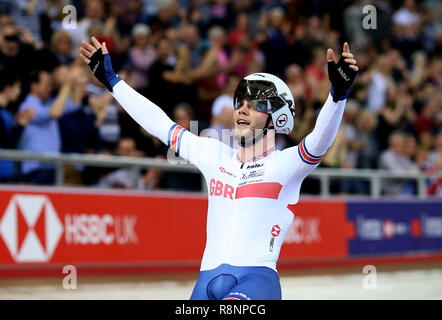 Matthäus Wände von Großbritannien feiert den Gewinn der Männer Omnium Punkte Rennen 4/4 bei Tag drei der Tissot UCI Track Cycling World Cup bei Lee Valley VeloPark, London. Stockfoto