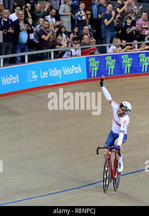 Matthäus Wände von Großbritannien feiert den Gewinn der Männer Omnium Punkte Rennen 4/4 bei Tag drei der Tissot UCI Track Cycling World Cup bei Lee Valley VeloPark, London. Stockfoto