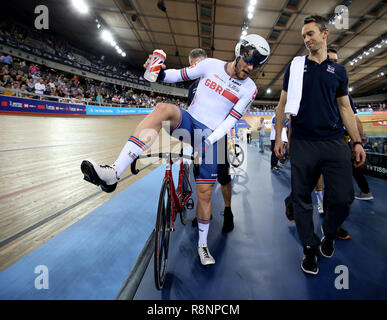 Matthäus Wände von Großbritannien feiert nach dem Gewinn der Männer Omnium Punkte Rennen 4/4 bei Tag drei der Tissot UCI Track Cycling World Cup bei Lee Valley VeloPark, London. Stockfoto