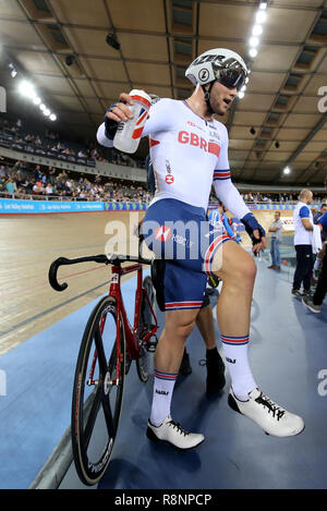 Matthäus Wände von Großbritannien feiert nach dem Gewinn der Männer Omnium Punkte Rennen 4/4 bei Tag drei der Tissot UCI Track Cycling World Cup bei Lee Valley VeloPark, London. Stockfoto