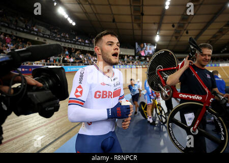 Matthäus Wände von Großbritannien feiert nach dem Gewinn der Männer Omnium Punkte Rennen 4/4 bei Tag drei der Tissot UCI Track Cycling World Cup bei Lee Valley VeloPark, London. Stockfoto