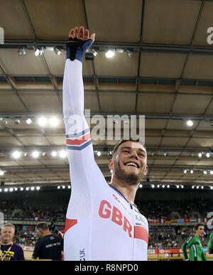 Matthäus Wände von Großbritannien feiert nach dem Gewinn der Männer Omnium Punkte Rennen 4/4 bei Tag drei der Tissot UCI Track Cycling World Cup bei Lee Valley VeloPark, London. Stockfoto