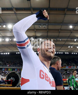 Matthäus Wände von Großbritannien feiert nach dem Gewinn der Männer Omnium Punkte Rennen 4/4 bei Tag drei der Tissot UCI Track Cycling World Cup bei Lee Valley VeloPark, London. Stockfoto