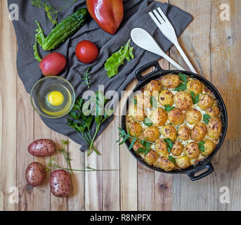 Prinz: Kartoffeln: im Ofen gebacken junge Kartoffeln mit Quark. Essen mit Gemüse. Russische Küche. Stockfoto