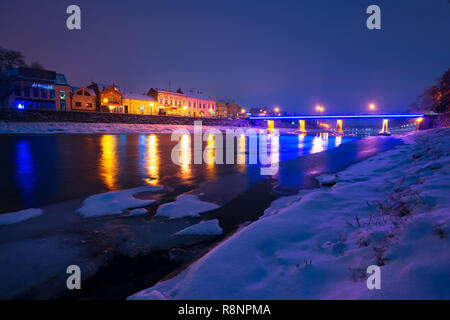 Uschhorod, Ukraine - Dec 26, 2016: schönen Abend Stadtbild der alten europäischen Stadt Uzhgorod im Winter. Wunderbare bewölkter Himmel über den Fluss Uzh mit so Stockfoto