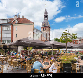 Cafe in Doma Laukums (Domplatz) mit Dom zu Riga (Rigas Doms) hinter sich, der Altstadt von Riga (Vecriga), Riga, Lettland Stockfoto