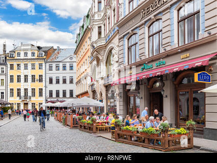 Cafés und Bars auf mazā Monētu Iela in der Altstadt, Vecriga (Riga), Riga, Lettland Stockfoto