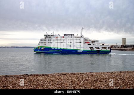 Die wightlink hybrid Energie Autofähre "Victoria Wight' Segeln von Portsmouth an einem Wintertag, Hampshire England Großbritannien Stockfoto