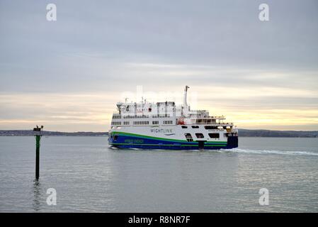 Die wightlink hybrid Energie Autofähre "Victoria Wight' Segeln von Portsmouth an einem Wintertag, Hampshire England Großbritannien Stockfoto