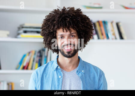 Portrait von hipster Mann mit afro Haar indoor zu Hause Stockfoto