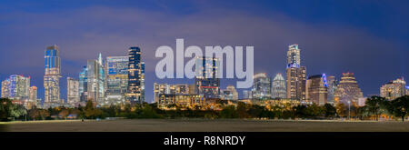 Einen herrlichen Blick auf die nahe Zeit Skyline von Downtown Austin, TX, als aus Zilker Park, dem Ort des jährlichen Austin City Limits Music Festival/ Stockfoto