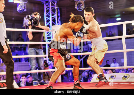 Der ukrainische Artem Dalakian verteidigt seinen WBA World Flyweight-Gürtel gegen Greg Lebron aus der Dominikanischen republik in Kiew in seinem agressiven Stil-Spiel mit Hit-and-Miss Stockfoto