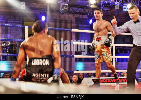 Der Ukraine Artem Dalakian (31) (aus Baku, Dnepr, Donetsk) verteidigt seinen WBA Welt Fliegengewicht Riemen TKO 5 Dominikanische Republik Gregorie Lebron (36) in Kiew Stockfoto