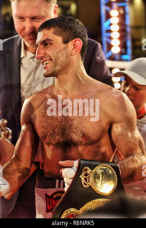 Der Ukraine WBA Fliegengewicht World Boxing Champion Artem Dalakian feiert erfolgreiche Titelverteidigung gegen Gregorie Lebron mit seinem Trainer Dmitry Eliseev Stockfoto