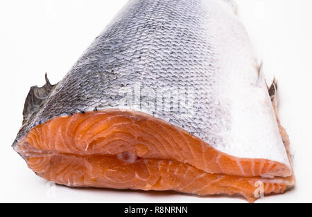 Lachs auf einem weißen Hintergrund. Schwanz, omega3, Protein-reiche Nahrung Stockfoto