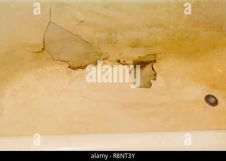 Rostige Badewanne mit Peeling Emaille. Reparatur erforderlich ist. Stockfoto