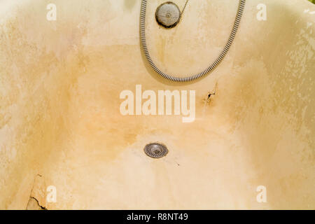 Rostige Badewanne mit Peeling Emaille. Reparatur erforderlich ist. Stockfoto