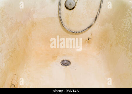 Rostige Badewanne mit Peeling Emaille. Reparatur erforderlich ist. Stockfoto