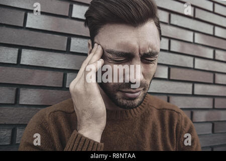 Man Gefühl schmerzhafte Gefühle, schreien, Zeuge Tod eines nahen Freundes, Sein miserabel und verwüstet, die Handflächen auf Kopf, schreien vor Schmerz ein Stockfoto