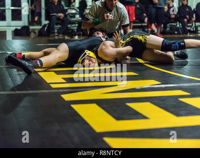 High School Wrestler auf der Suche nach Trainer für Anweisung während pinning Gegners während Liga Match am 12. Dezember 2018 im Ventura High School, Californ Stockfoto