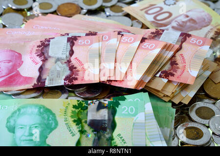 Viele kanadische Dollar Scheine und Kleingeld ausbreiten und Füllung der Rahmen. Stockfoto