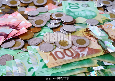 Viele kanadische Dollar Scheine und Kleingeld ausbreiten und Füllung der Rahmen. Stockfoto