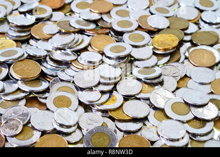 Montreal, Quebec, Kanada/Dec, 16 2018: Ersatzteile ändern der kanadischen metal Geld verteilt und Füllung der Rahmen.. Nickel, Dime, Quartal, ein, zwei Dollar m Stockfoto