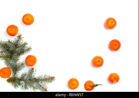 Bild von Mandarinen und Fir-Niederlassung. Weihnachten Hintergrund für die Präsentation von Arbeiten oder Text. Schöne Grußkarte, Ansicht von oben mit der Kopie Raum, Stockfoto