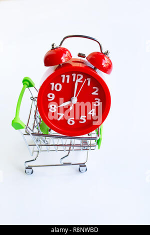 Wecker auf Warenkorb auf Weiß Stockfoto