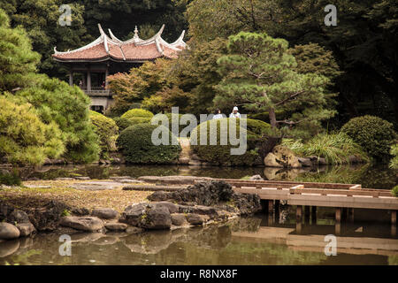 Der japanische Garten und Haus in Shinjuku Gyoen National Garten in Tokio Stockfoto