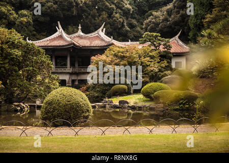 Der japanische Garten und Haus in Shinjuku Gyoen National Garten in Tokio Stockfoto