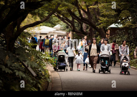 Japanische Familien wandern durch Shinjuku Gyo-en nationalen Garten Park in Tokio Stockfoto