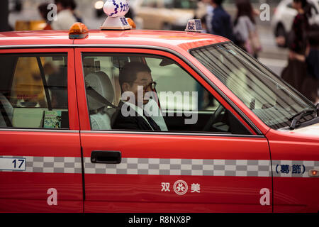 Eine intensive Suche Taxifahrer in Tokio, Japan. Stockfoto