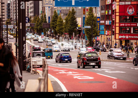 Eine geschäftige Straße Szene in der Shinjuku-gegend von Tokio, Japan Stockfoto