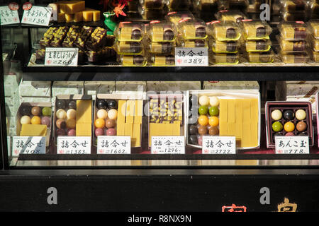 Japansese Sweet Shop auf nakamise-dōri, Tokio. Stockfoto