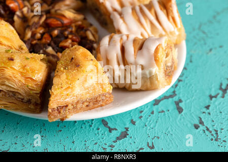 Süße klassische Baklava auf einem blauen Distressed Oberfläche Stockfoto