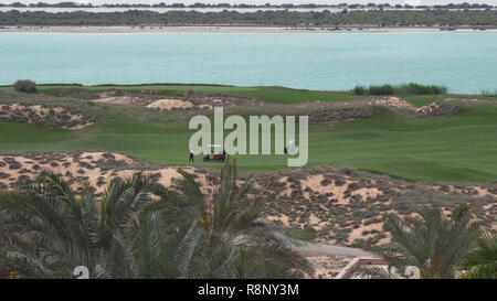 Golfkurse am Meer auf Yas Island in Abu Dhabi Stockfoto