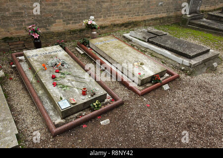 Gräber des russischen Komponisten Igor Strawinsky (1882-1971) und seiner zweiten Frau Vera Stravinsky, geb. Vera de Bosset (1889-1982) an der griechisch-orthodoxen Friedhof auf San Michele Insel (Isola di San Michele) in Venedig, Italien. Stockfoto