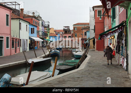 Bunt bemalte Häuser auf der Insel Burano in der Lagune von Venedig in der Nähe von Venedig, Italien. Stockfoto