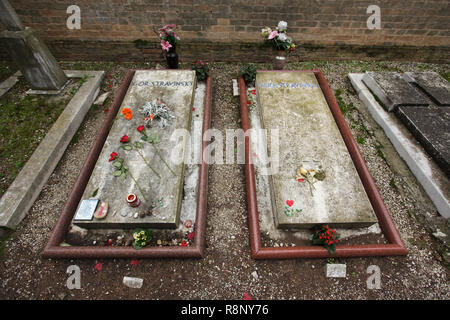 Gräber des russischen Komponisten Igor Strawinsky (1882-1971) und seiner zweiten Frau Vera Stravinsky, geb. Vera de Bosset (1889-1982) an der griechisch-orthodoxen Friedhof auf San Michele Insel (Isola di San Michele) in Venedig, Italien. Stockfoto