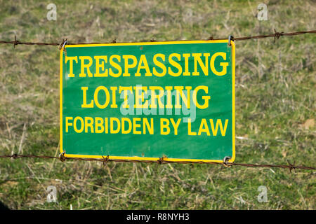 "Trespassing Herumlungern gesetzlich verboten" Schild auf einem Stacheldrahtzaun, Kalifornien Stockfoto