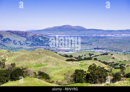 Mt Diablo und Livermore Valley von der Ohlone Wilderness Trail gesehen, auf dem Weg zur Mission Peak, Alameda County, San Francisco Bay Area, Kalifornien Stockfoto